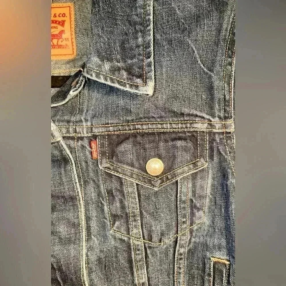 Levi’s classic cropped stylish snap button long s… - image 5